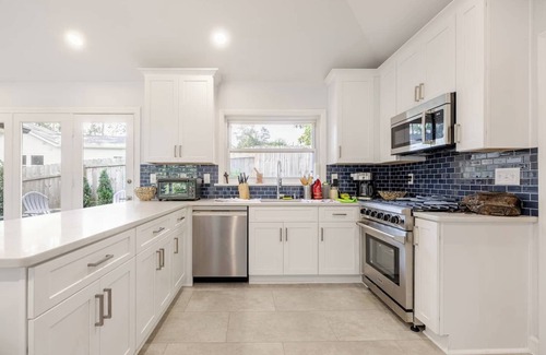 College Park House | Stylish Comfort/Modern/Chef Kitchen/4 BR/2 Baths