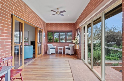Benalla House | Stylish, comfortable and well located