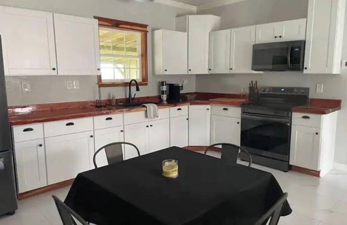 Eastman Other | Stylish, comfortable, and private Guest House.