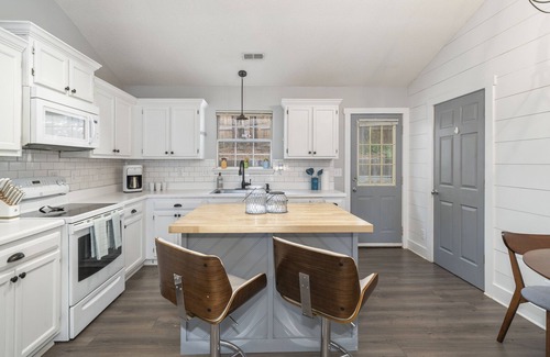 Durham House | Stylish & Comfortable Bungalow * Mins to Duke, UNC, RDU & Downtown*