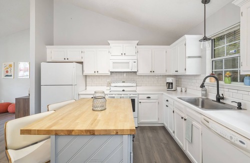 Durham House | Stylish & Comfortable Bungalow * Mins to Duke, UNC, RDU & Downtown*