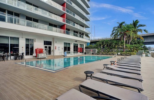 Hallandale Beach Apartment | Stylish Condo Near Ocean Resort Amenities Gym 1709