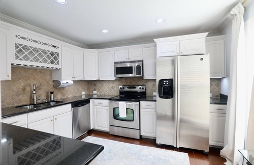 Oxford House | Stylish Condo, Walk to Square - Squares Lil East