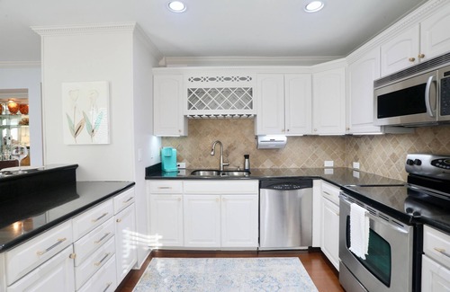 Oxford House | Stylish Condo, Walk to Square - Squares Lil East