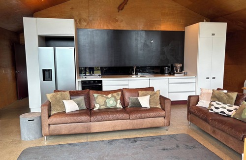 Tata Beach House | Stylish Contemporary Urban Retreat. 4 minute walk to the beach.