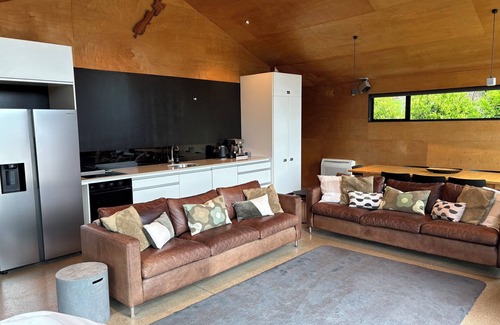 Tata Beach House | Stylish Contemporary Urban Retreat. 4 minute walk to the beach.