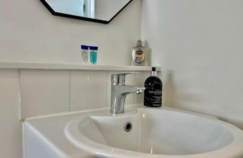 Valentines House | Stylish Cosy 2 Bed Ilford Home with Free Parking