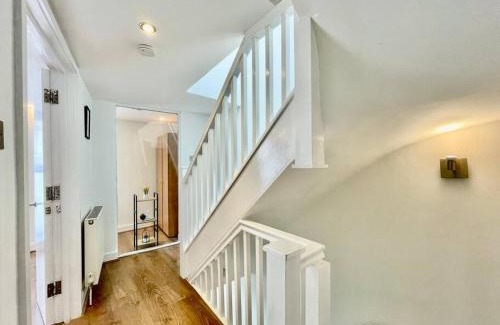 Valentines House | Stylish Cosy 2 Bed Ilford Home with Free Parking