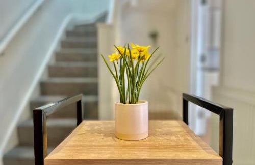 Valentines House | Stylish Cosy 2 Bed Ilford Home with Free Parking
