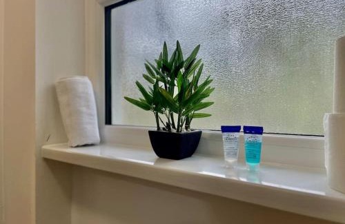 Valentines House | Stylish Cosy 2 Bed Ilford Home with Free Parking