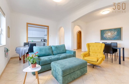 Il-Balluta Apartment | Stylish & Cosy 2BR Apt in the Heart of St' Julians