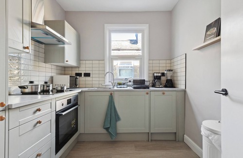 Lea Bridge Apartment | Stylish Cottage Flat | Walk to Train, Shops, Eateries | Great for Work & Family