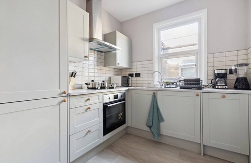 Lea Bridge Apartment | Stylish Cottage Flat | Walk to Train, Shops, Eateries | Great for Work & Family