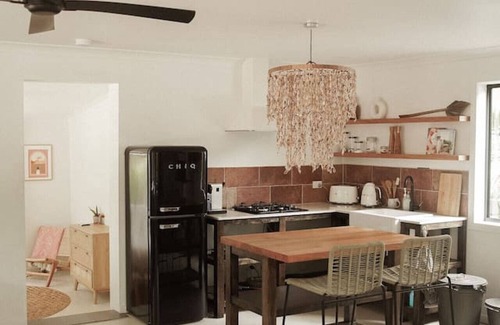 Palmwoods Cottage | Stylish Cottage + Outdoor Bath near Montville