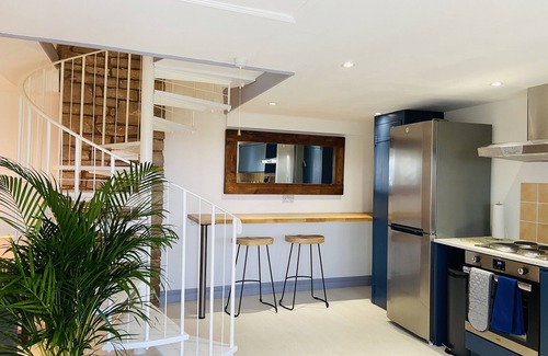 Redbrook Cottage | Stylish Country Cottage With Balcony Views