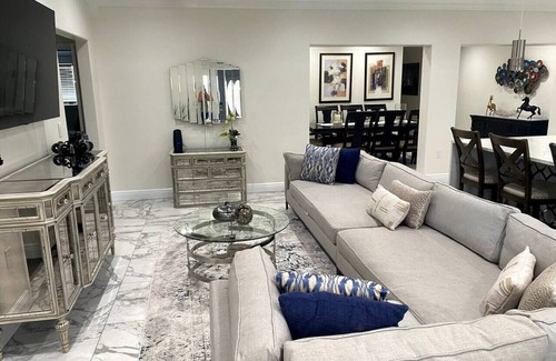 Bayshore Gardens Villa | Stylish & Cozy ~ 10min to Anna Maria Beaches & IMG