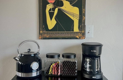 Anaconda House | Stylish/Cozy 2 BR Art Deco Retreat- Wifi, AC, Central Location!
