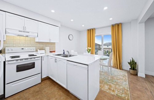 Barrie House | Stylish & Cozy - 4Bdrm House Fast WIFI, 2.5 Bath