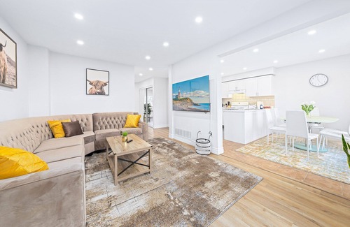 Barrie House | Stylish & Cozy - 4Bdrm House Fast WIFI, 2.5 Bath