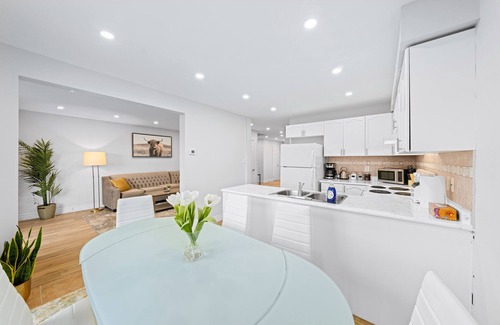 Barrie House | Stylish & Cozy - 4Bdrm House Fast WIFI, 2.5 Bath