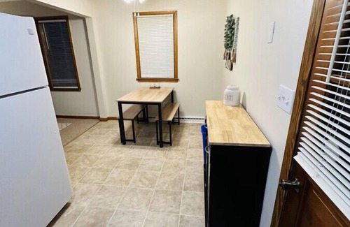 Appleton Apartment | Stylish & Cozy APT-Self Check-In & Free Parking