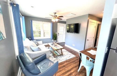 Wilmington House | Stylish Cozy Tree House Pet Friendly!