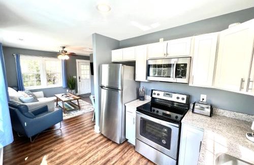 Wilmington House | Stylish Cozy Tree House Pet Friendly!