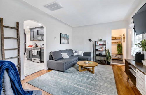 Livonia House | Stylish, Cute & Homey Livonia Getaway