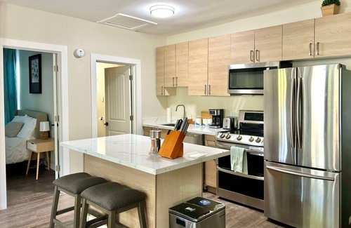 Renton House | Stylish Deluxe Kitchen/King Bed/Laundry/Free Parking