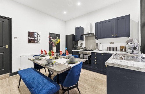 Leeds House | Stylish Designer 4 bed with Free Parking