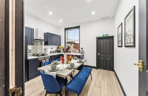 Leeds House | Stylish Designer 4 bed with Free Parking