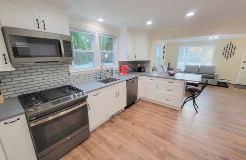 Greenwich House | Stylish downstairs apartment. Walk to town, train, & beach ferry!