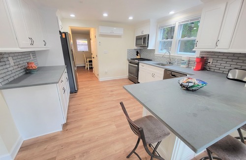 Greenwich House | Stylish downstairs apartment. Walk to town, train, & beach ferry!
