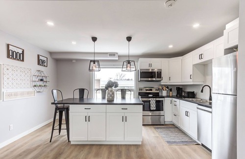 Sudbury House | Stylish Downtown Sudbury Loft! Sleeps 6 - Close to Everything!