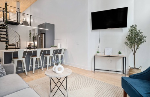 Civil Rights Historic District Apartment | Stylish DT Apartment Loft l Rooftop+Parking+Gym! Sleeps 4 n