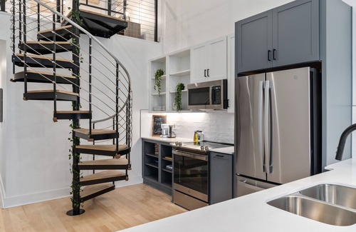 Civil Rights Historic District Apartment | Stylish DT Apartment Loft l Rooftop+Parking+Gym! Sleeps 4 n