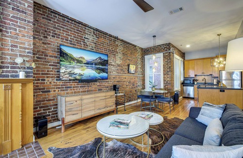 Downtown Knoxville Condo | Stylish Dtwn Knoxville Condo w/Rooftop Deck!