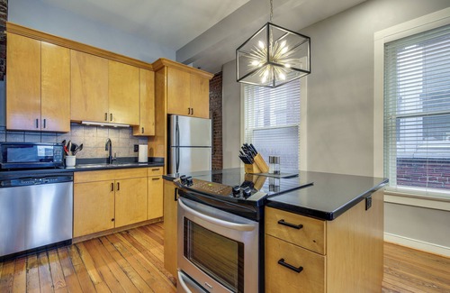 Downtown Knoxville Condo | Stylish Dtwn Knoxville Condo w/Rooftop Deck!