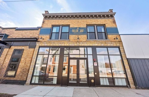 Grand Rapids Apartment | Stylish Dual King Suites - Walk to Bridge St