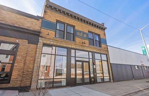 Grand Rapids Apartment | Stylish Dual King Suites - Walk to Bridge St