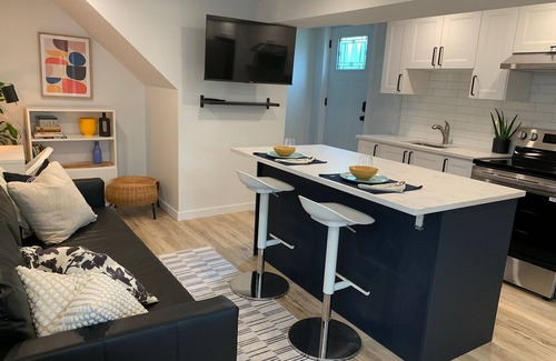 North End House | Stylish executive retreat - king bed, 1.5 baths, fast wifi, all new amenities!