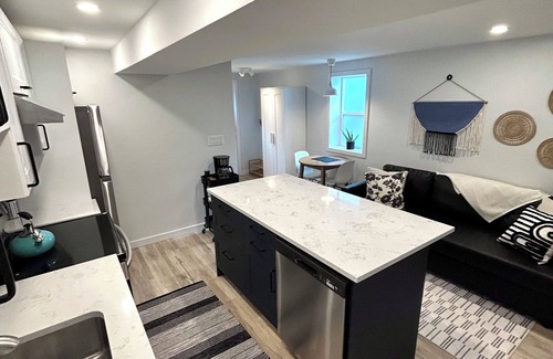 North End House | Stylish executive retreat - king bed, 1.5 baths, fast wifi, all new amenities!