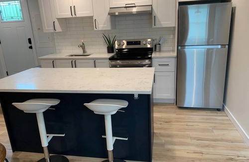 North End House | Stylish executive retreat - king bed, 1.5 baths, fast wifi, all new amenities!