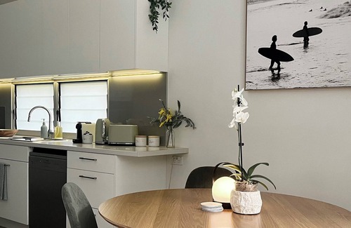Mona Vale House | Stylish Family Stay – Cafes, Golf & Beach Nearby