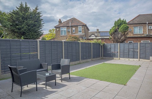 East Ham South House | Stylish Flat | Sleeps 3 | E6
