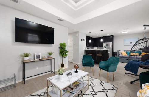 Edinburg Apartment | Stylish Furnished 2Bd 2Ba Apartment with Wifi Close to Shopping and Entertainment in McAllen Month to month contract on long term stays