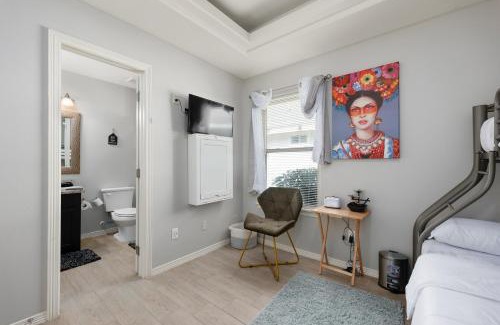 Edinburg Apartment | Stylish Furnished 2Bd 2Ba Apartment with Wifi Close to Shopping and Entertainment in McAllen Month to month contract on long term stays