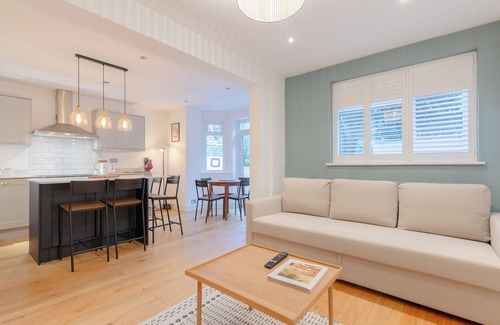 Hillside Apartment | Stylish Garden Home | 2 Bed | Wimbledon Village