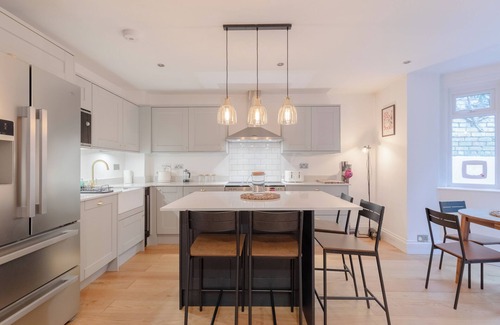 Hillside Apartment | Stylish Garden Home | 2 Bed | Wimbledon Village