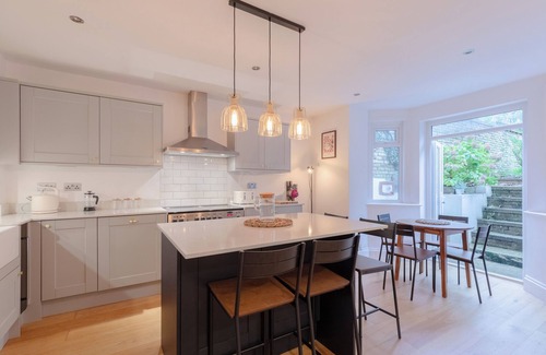 Hillside Apartment | Stylish Garden Home | 2 Bed | Wimbledon Village